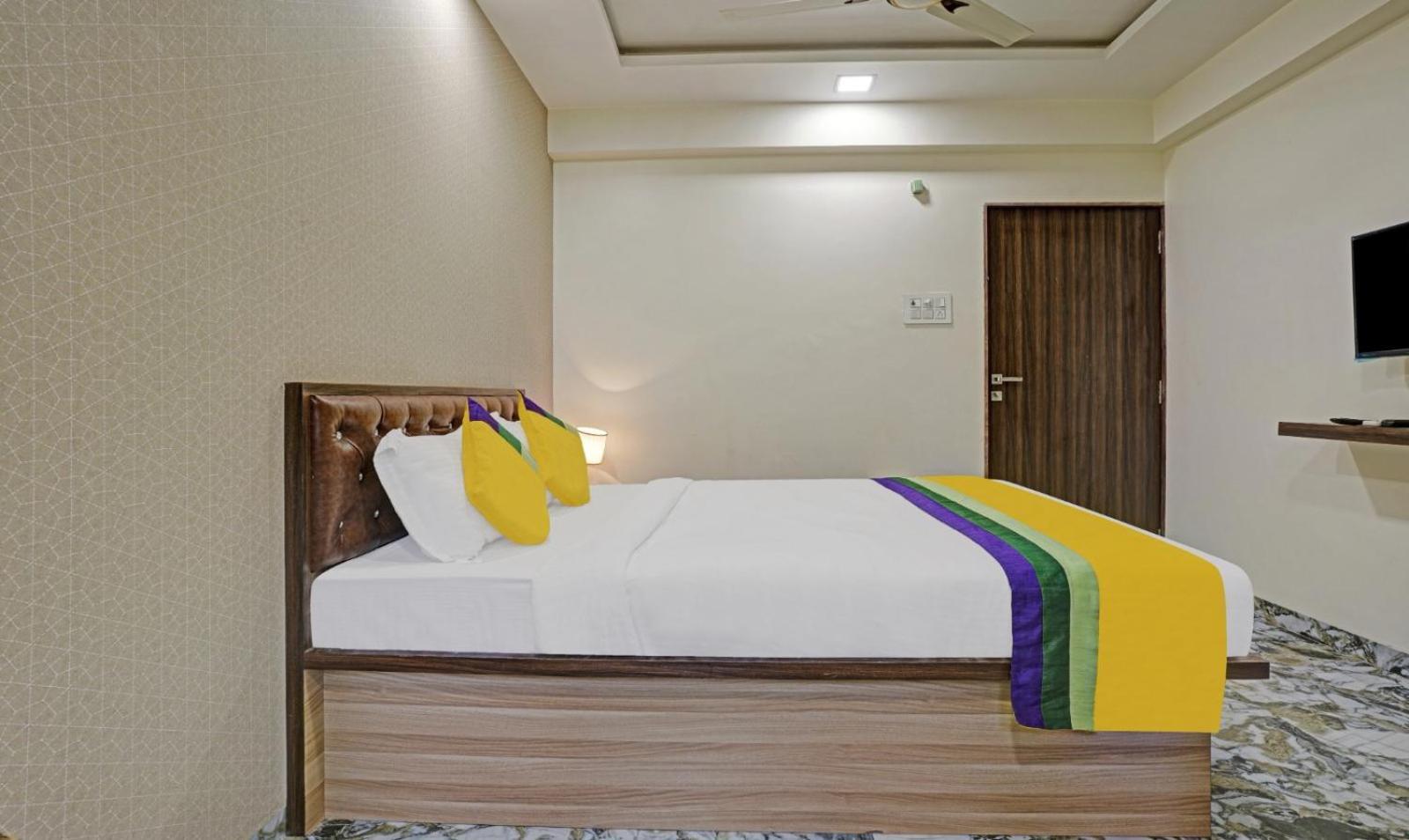 Glitz Hotels Golden Birds - Mahape, Navi Mumbai Bagian luar foto