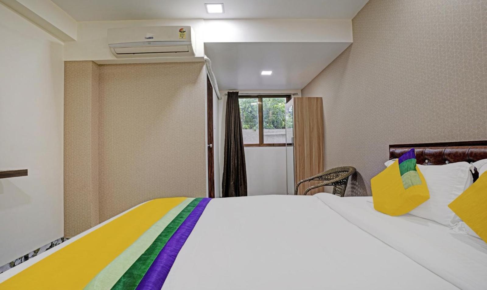 Glitz Hotels Golden Birds - Mahape, Navi Mumbai Bagian luar foto