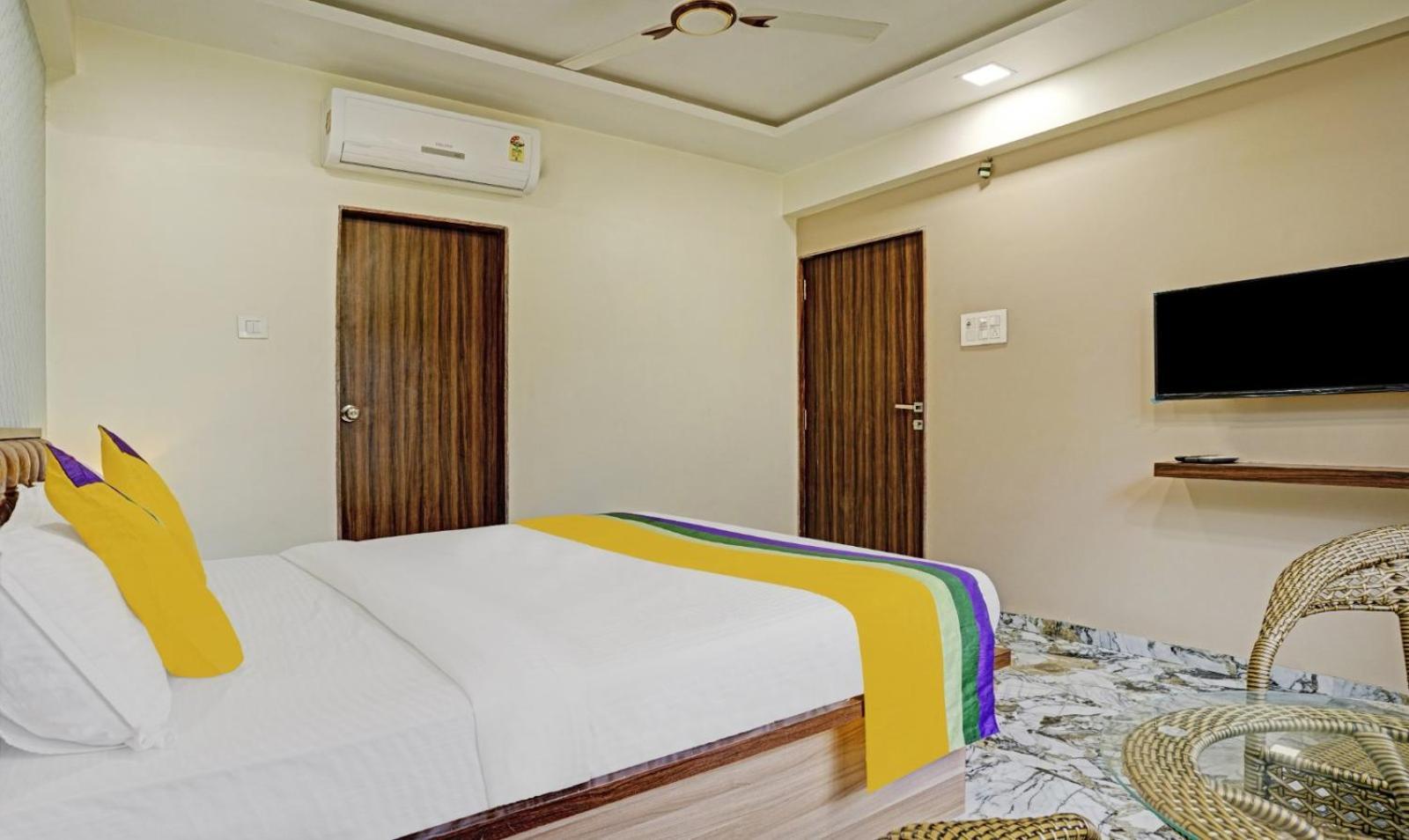 Glitz Hotels Golden Birds - Mahape, Navi Mumbai Bagian luar foto
