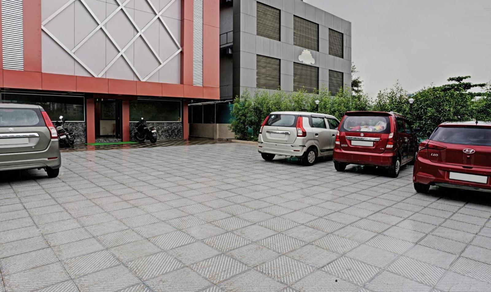 Glitz Hotels Golden Birds - Mahape, Navi Mumbai Bagian luar foto